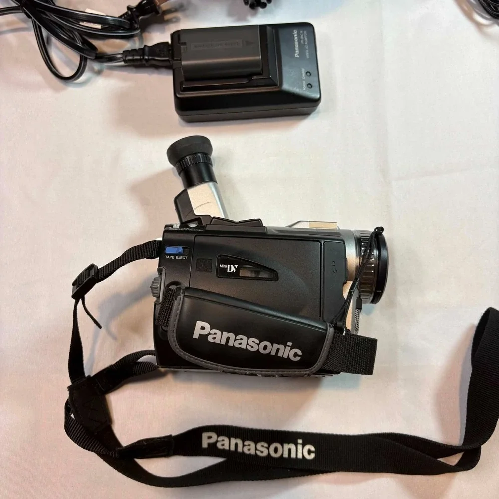 Panasonic Palmcorder MiniDV Camcorder Kit 20x Zoom Vintage Y2K Tested Bag Charge